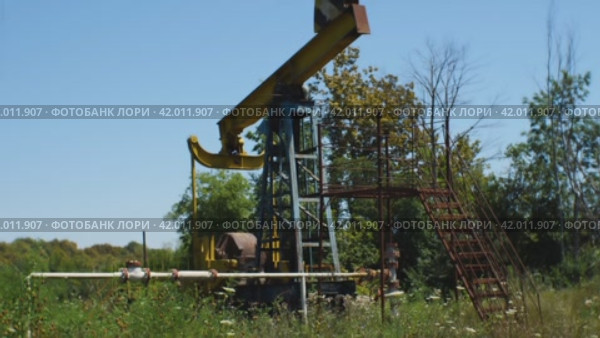Старая ржавая заброшенная нефтяная вышка. Движение камеры снизу вверх. Концепция упадка нефтегазовой промышленности. Стоковое видео, видеограф Воловодов Владимир / Фотобанк Лори