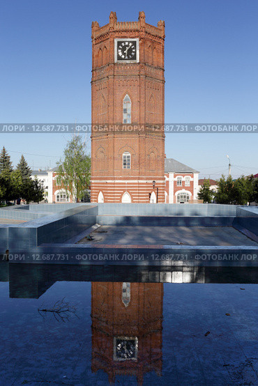 Старая водонапорная башня в городе Ельце и отражение в фонтане (2015 год). Стоковое фото, фотограф Дмитрий Неумоин / Фотобанк Лори