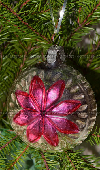 Старинная елочная игрушка шар Звезда. Vintage glass USSR Christmas ornament. Редакционное фото, фотограф Photolart / Фотобанк Лори