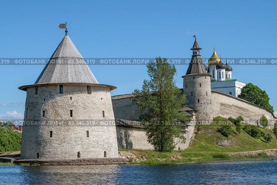 Старинная Плоская башня и псковский кремль солнечным июньским днем. Псков (2024 год). Редакционное фото, фотограф Виктор Карасев / Фотобанк Лори
