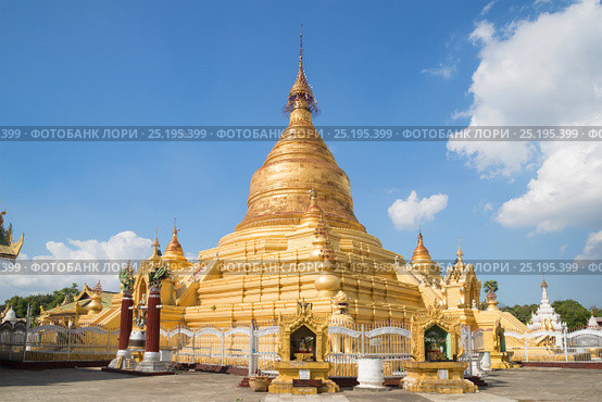Старинная ступа Kuthodaw Pagoda солнечным днем. Мандалай, Мьянма (2016 год). Стоковое фото, фотограф Виктор Карасев / Фотобанк Лори