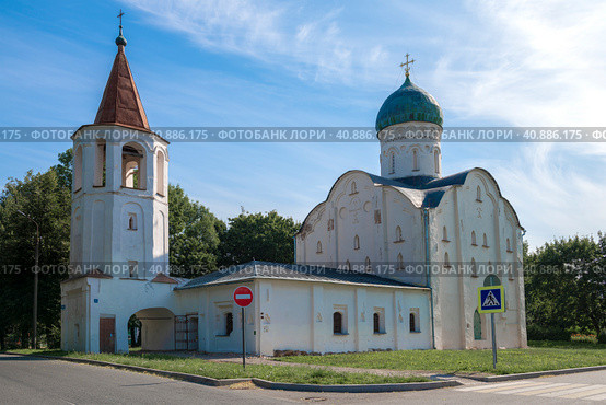 Старинная церковь Федора Стратилата на ручью (1361г.) солнечным июльским утром. Великий Новгород (2023 год). Стоковое фото, фотограф Виктор Карасев / Фотобанк Лори