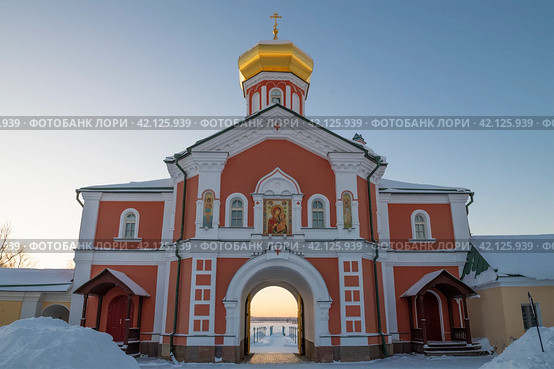 Старинная церковь Филиппа, митрополита Московского (1874г.) крупным планом январским вечером. Валдайский Иверский монастырь. Новгородская область (2024 год). Стоковое фото, фотограф Виктор Карасев / Фотобанк Лори