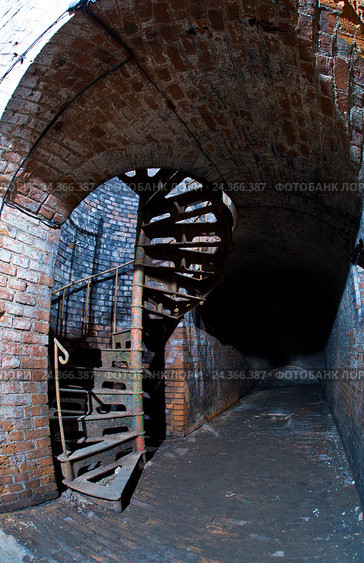 Старинная винтовая лестница, fort 11 Denhoff, Калининград (2016 год). Редакционное фото, фотограф Анна Костенко / Фотобанк Лори