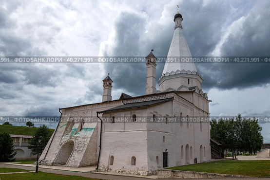 Старинная Введенская церковь (1570г.) на фоне сумрачного неба. Старицкий Успенский монастырь. Тверская область, Россия (2022 год). Стоковое фото, фотограф Виктор Карасев / Фотобанк Лори