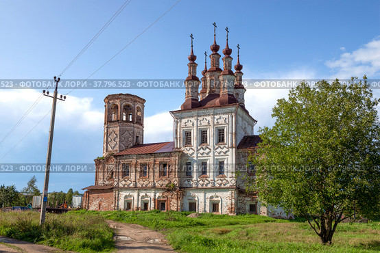 Старинная заброшенная церковь Воскресения Христова (1743-1775гг.) в Варницах  солнечным августовским днем. Окрестности города Тотьма. Вологодская область (2021 год). Стоковое фото, фотограф Виктор Карасев / Фотобанк Лори