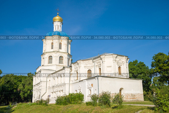 Старинное здание Коллегиума солнечным июньским днем. Чернигов, Украина (2013 год). Стоковое фото, фотограф Виктор Карасев / Фотобанк Лори