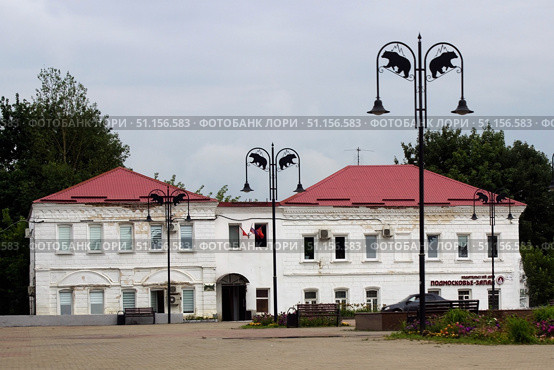 Старинные дома 19 века на площади Партизан. Руза, Московская область. Редакционное фото, фотограф Елена Орлова / Фотобанк Лори