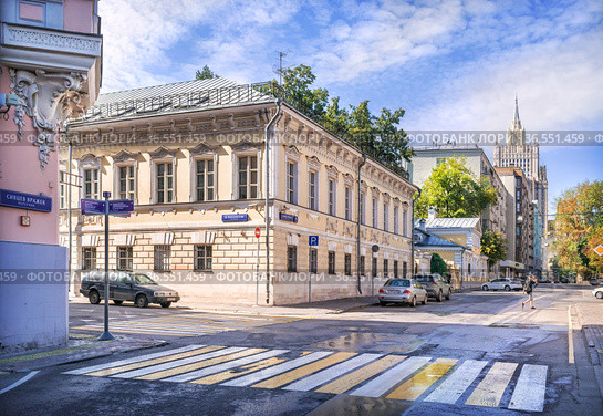 Старинные дома в переулке Ситцев Вражек в Москве (2021 год). Редакционное фото, фотограф Baturina Yuliya / Фотобанк Лори