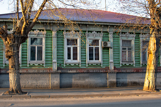 Старинный деревянный дом в городе Елец. Дом с белыми ажурными наличниками. Стоковое фото, фотограф Жанна Гапанович / Фотобанк Лори