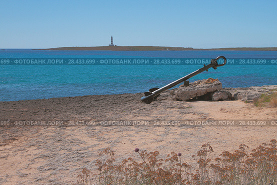 Старинный корабельный якорь и морской залив. Пунта Прима, Менорка, Испания (2017 год). Стоковое фото, фотограф Вадим Хомяков / Фотобанк Лори