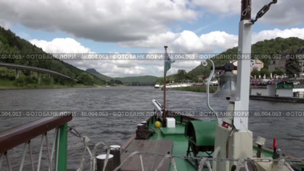 Старинный пароход плывет по Эльбе мимо Бад Шандау. Германия. Июль. An old steamboat sails along the Elbe past Bad Schandau. Germany. July. Стоковое видео, видеограф Горшков Александр / Фотобанк Лори
