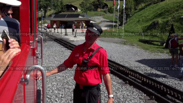 Старинный паровоз с туристами поднимается на гору Ротхорн по зубчатой железной дороге. Временная остановка. Швейцария. Июль.An ancient steam locomotive carrying tourists climbs Mount Rothorn along a cog railway. Temporary stop. Switzerland. July. Редакционное видео, видеограф Горшков Александр / Фотобанк Лори