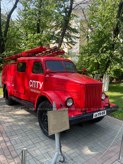 Старинный пожарный автомобиль с надписью СПТУ. Редакционное фото, фотограф Михаил Буянкин / Фотобанк Лори