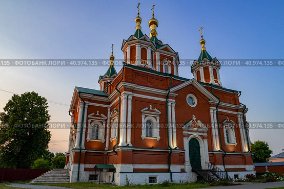 Старинный собор Воздвижения Креста Господня (1855г.) Брусенского Успенского монастыря крупным планом в июньские сумерки. Старая Коломна, Московская область (2023 год). Стоковое фото, фотограф Виктор Карасев / Фотобанк Лори