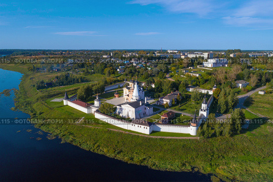 Старицкий Свято-Успенский монастырь в городском пейзаже солнечным августовским днем (аэросъемка). Старица, Россия (2019 год). Стоковое фото, фотограф Виктор Карасев / Фотобанк Лори