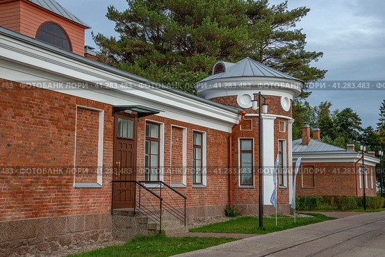 Старое здание караульной с круглой башней. Парк "Остров фортов", Кронштадт (2023 год). Редакционное фото, фотограф Анна Карасева / Фотобанк Лори