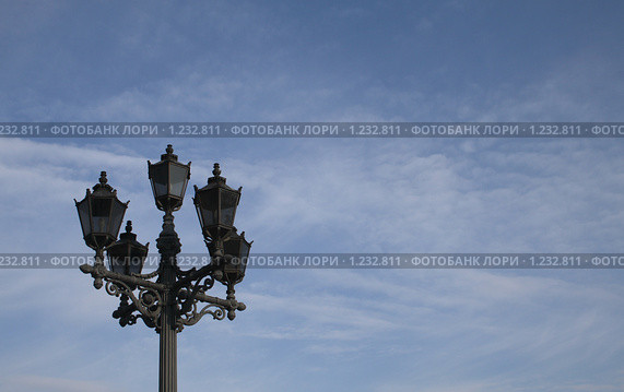 Старомодный уличный фонарь в Санкт-Петербурге. Стоковое фото, фотограф Валуйкин Сергей / Фотобанк Лори