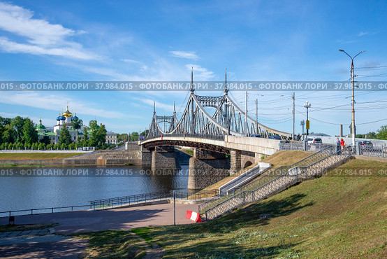 Староволжский мост и набережная реки Волги. Тверь, Россия (2022 год). Редакционное фото, фотограф Анна Карасева / Фотобанк Лори