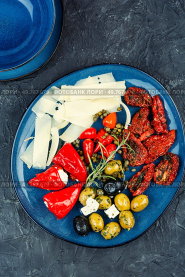 Starter of green olives, black olives, capers, sun dried tomatoes and cheese. Top view.. Greek antipasti snacks set. Стоковое фото, агентство Ingram Publishing / Фотобанк Лори