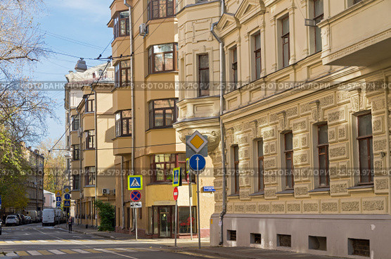 Старые дома в центре Москвы. Харитоньевский переулок у пересечения с улицей Чаплыгина. Солнечный день в начале октября (2016 год). Стоковое фото, фотограф Сергей Рыбин / Фотобанк Лори