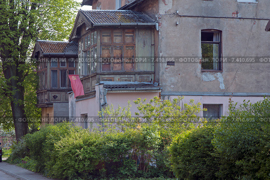 Старый дом. В окне вывешен красный флаг (2015 год). Стоковое фото, фотограф Svet / Фотобанк Лори