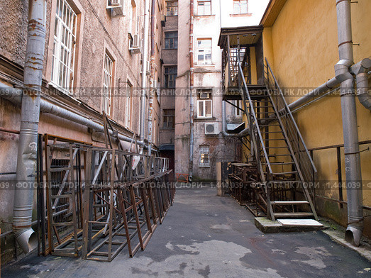 Старый грязный двор (2009 год). Стоковое фото, фотограф Александр Кузовлев / Фотобанк Лори