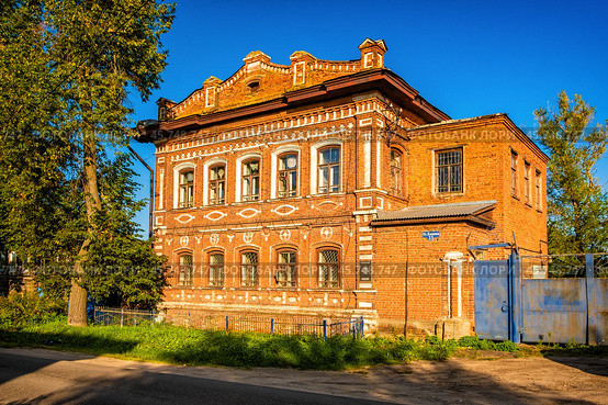 Старый, кирпичный, двухэтажный дом (Дом И.Л. Семина в Богородске) (2024 год). Редакционное фото, фотограф Илья Старков / Фотобанк Лори