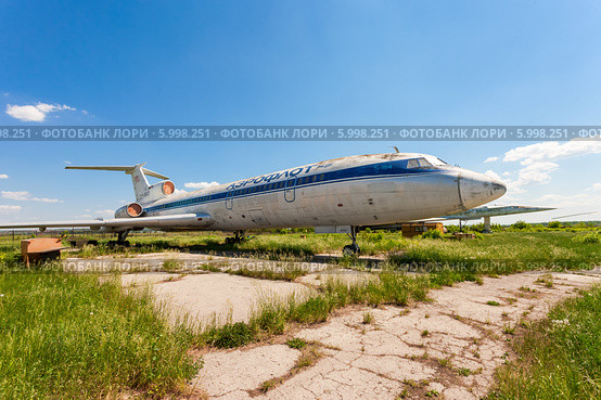 Старый самолет Ту-154 на заброшенном аэродроме. Редакционное фото, фотограф FotograFF / Фотобанк Лори