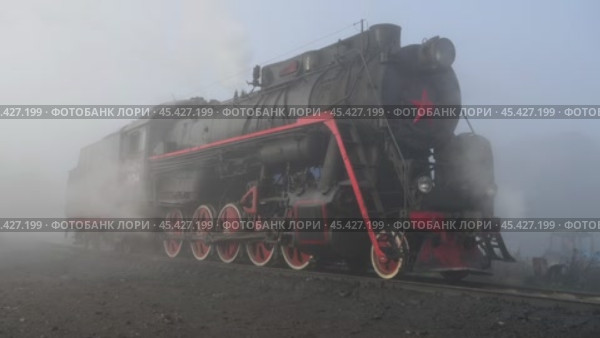 Старый советский паровоз Л-1344 (Лебедянка) в утреннем октябрьском тумане. Сортавала, Карелия. Редакционное видео, видеограф Виктор Карасев / Фотобанк Лори