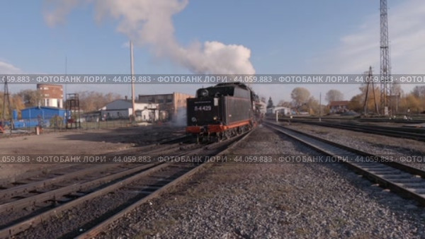 Старый советский паровоз Л-4429 на станции Сортавала октябрьским утром (2021 год). Редакционное видео, видеограф Виктор Карасев / Фотобанк Лори