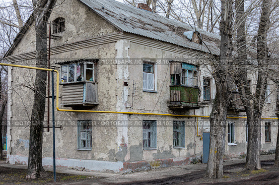 Старый сталинский дом. Ветхое жильё. (2019 год). Стоковое фото, фотограф Виталий Михайлюк / Фотобанк Лори