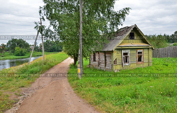 Старый заброшенный дом у реки. Стоковое фото, фотограф Елена Коромыслова / Фотобанк Лори