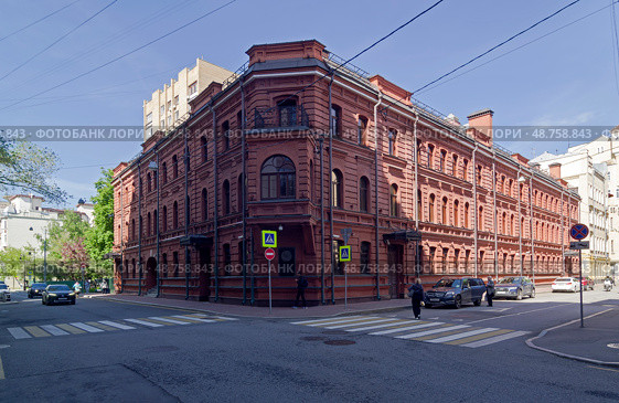 Старый жилой дом. Большой Палашёвский переулок, 5/1, Москва, Россия, солнечный день в мае. Редакционное фото, фотограф Сергей Рыбин / Фотобанк Лори