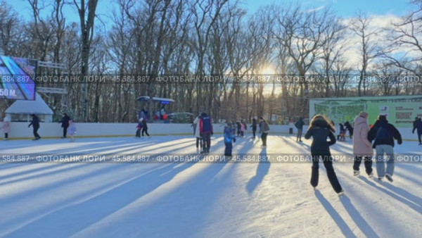 Ставрополь, парк Победы - Люди катаются на коньках на открытом катке в городском парке. Зимний городской пейзаж с толпой людей на открытом катке. Новогодние и Рождественские каникулы. Редакционное видео, видеограф Ирина Михайличенко / Фотобанк Лори