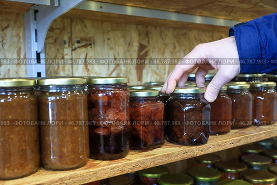 Стеклянные банки с консервированными продуктами на полке в кладовке. Стоковое фото, фотограф Наталья Шатохина/NEWS.ru / ТАСС / Фотобанк Лори