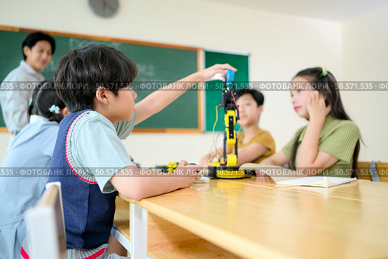 STEM Class, Teacher and students in basic engineering classroom. Стоковое фото, агентство Ingram Publishing / Фотобанк Лори