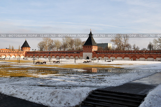 Стена и башня Тульского кремля зимой в оттепель (2015 год). Редакционное фото, фотограф Енин Арсений / Фотобанк Лори