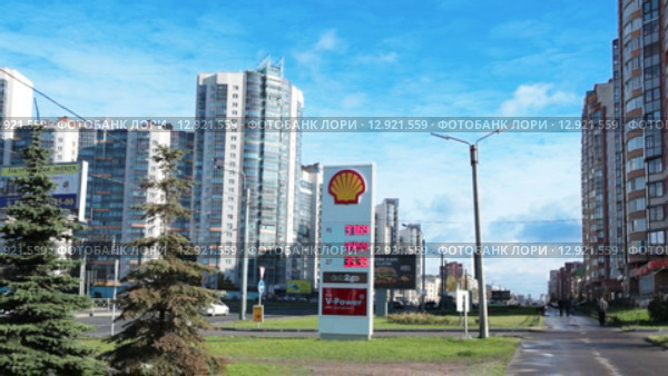 Стенд со стоимостью бензина и дизельного топлива компании Shell, Ленинский проспект, Санкт-Петербург (2015 год). Редакционное видео, видеограф Кекяляйнен Андрей / Фотобанк Лори