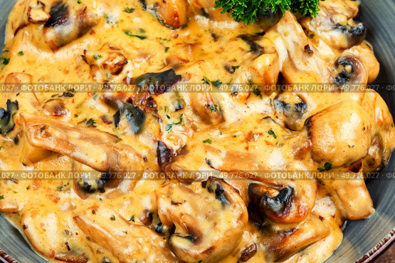 Stewed in a creamy sauce with mushrooms. Baked champignons. Close up.. Fricassee, French Cuisine. Стоковое фото, агентство Ingram Publishing / Фотобанк Лори