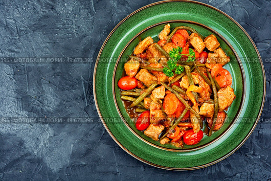 Stewed meat with tomatoes ,carrots and green beans. Ragout with meat and vegetables.Space for tex. Stewed meat with vegetables, sauce. Стоковое фото, агентство Ingram Publishing / Фотобанк Лори