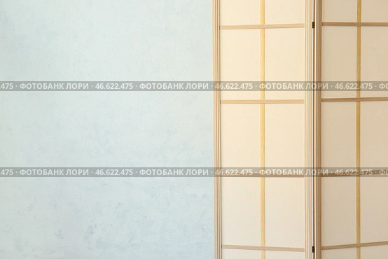 Стильная ширма у стены в интерьере комнаты. Стоковое фото, фотограф Pixel_shot / Фотобанк Лори