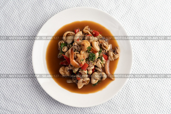 Stir fried basil with squid and shrimp, seafood style Thai food. Стоковое фото, агентство Ingram Publishing / Фотобанк Лори