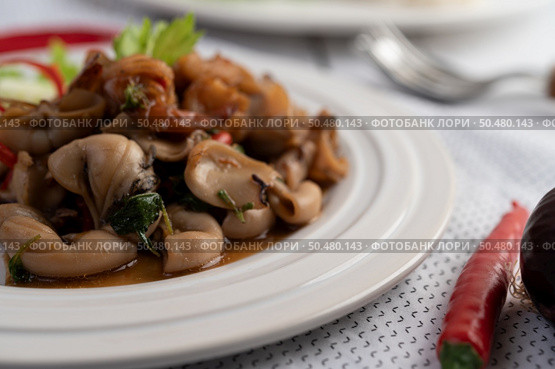 Stir fried basil with squid and shrimp, seafood style Thai food. Стоковое фото, агентство Ingram Publishing / Фотобанк Лори