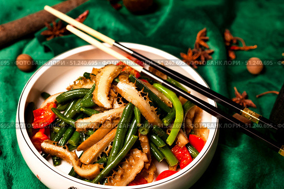 Stir-Fry Beef Tripe With Long Beans Sits on a Table Covered in Green Silk. Стоковое фото, фотограф Aleksandr Golubev / Фотобанк Лори