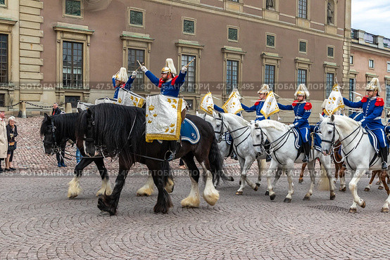 STOCKHOLM, SWEDEN - APRIL 30, 2018: Life Guards' Dragoon Music Corps on Slottsbacken street. The Royal Swedish Cavalry Band (Livgardets Dragonmusikkår). The celebration of King Carl XVI Gustaf 72 years old, at the Royal Palace in Stockholm. Редакционное фото, фотограф Сергей Комаров / Фотобанк Лори