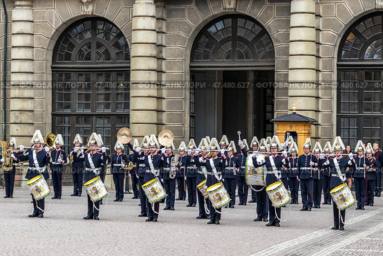 STOCKHOLM, SWEDEN - APRIL 30, 2018: Military musicians from the Royal Swedish Army Orchestra perform at the ceremony to celebrate the 72nd birthday of King Carl XVI Gustaf at the Royal Palace in Stockholm. Редакционное фото, фотограф Сергей Комаров / Фотобанк Лори
