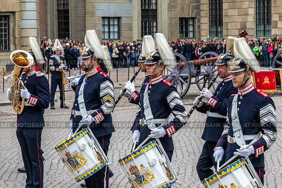 STOCKHOLM, SWEDEN - APRIL 30, 2018: Military musicians from the Royal Swedish Army Orchestra perform at the ceremony to celebrate the 72nd birthday of King Carl XVI Gustaf at the Royal Palace in Stockholm. Редакционное фото, фотограф Сергей Комаров / Фотобанк Лори