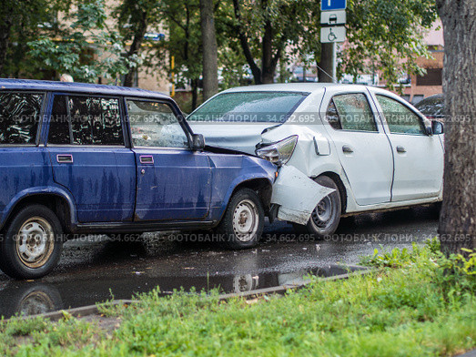 Столкновение автомобиля "Жигули" и иномарки на мокрой дороге (2020 год). Редакционное фото, фотограф Сайганов Александр / Фотобанк Лори