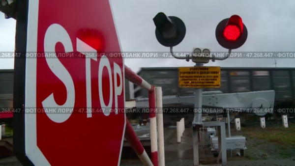 STOP sign red traffic light at a railway crossing. Стоковое видео, видеограф Алексей Сергеев / Фотобанк Лори